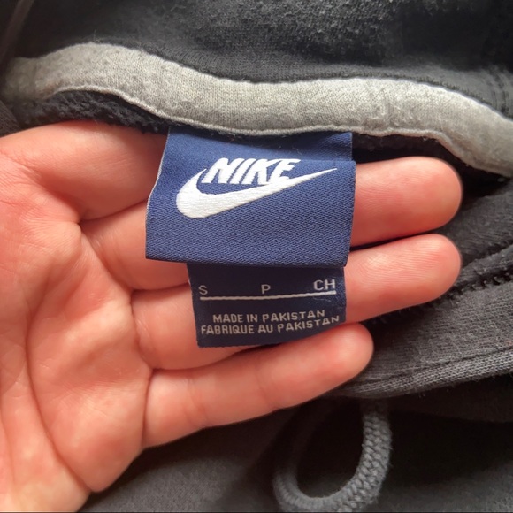 SOLD ON DEPOP-Nike Vintage Black Hoodie - Picture 3 of 3